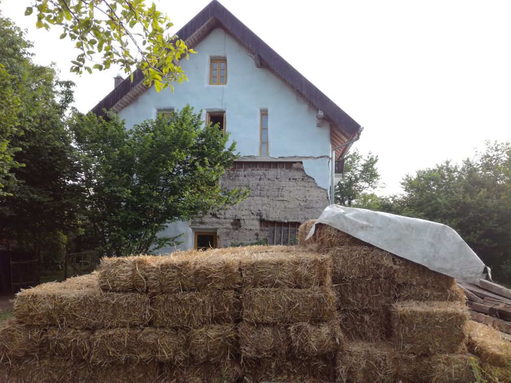 Strawbales to insulate the house